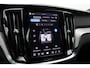 Volvo V60 T8 Plug-in hybrid AWD Ultra Dark | Panoramadak | Trekhaak | Premium audio by Harman Kardon | Head-up display | 360 graden camera | Verwarmbare voorstoelen en stuurwiel | Elektrisch verstelbare stoelen met geheugen |