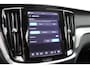 Volvo V60 T8 Plug-in hybrid AWD Ultra Dark | Panoramadak | Trekhaak | Premium audio by Harman Kardon | Head-up display | 360 graden camera | Verwarmbare voorstoelen en stuurwiel | Elektrisch verstelbare stoelen met geheugen |