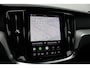 Volvo V60 T8 Plug-in hybrid AWD Ultra Dark | Panoramadak | Trekhaak | Premium audio by Harman Kardon | Head-up display | 360 graden camera | Verwarmbare voorstoelen en stuurwiel | Elektrisch verstelbare stoelen met geheugen |