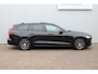 Volvo V60 T8 Plug-in hybrid AWD Ultra Dark | Panoramadak | Trekhaak | Premium audio by Harman Kardon | Head-up display | 360 graden camera | Verwarmbare voorstoelen en stuurwiel | Elektrisch verstelbare stoelen met geheugen |