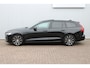Volvo V60 T8 Plug-in hybrid AWD Ultra Dark | Panoramadak | Trekhaak | Premium audio by Harman Kardon | Head-up display | 360 graden camera | Verwarmbare voorstoelen en stuurwiel | Elektrisch verstelbare stoelen met geheugen |