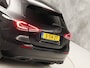 Mercedes-Benz A-klasse 200 AMG Sport 163Pk Automaat (PANORAMADAK, APPLE CARPLAY, GROOT NAVI, SFEERVERLICHTING, CAMERA, SPORTSTOELEN, LEDER, GETINT GLAS, STOELVERWARMING, NIEUWSTAAT)