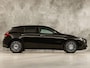 Mercedes-Benz A-klasse 200 AMG Sport 163Pk Automaat (PANORAMADAK, APPLE CARPLAY, GROOT NAVI, SFEERVERLICHTING, CAMERA, SPORTSTOELEN, LEDER, GETINT GLAS, STOELVERWARMING, NIEUWSTAAT)