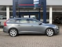Volvo V60 2.0 T4 Nordic+ / Luxury / NL-Auto / Dealer-Onderhouden / Vol-Leder / Schuif-Kanteldak / Standkachel / Xenon / Elektr.-Stoelen met Geheugen / Radio-Bluetooth / Navi / Camera / Stoelverwarming / ELKTR-Pakket / Trekhaak / PDC V+A / 17'' LMV / All-Season / ENZ.