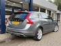 Volvo V60 2.0 T4 Nordic+ / Luxury / NL-Auto / Dealer-Onderhouden / Vol-Leder / Schuif-Kanteldak / Standkachel / Xenon / Elektr.-Stoelen met Geheugen / Radio-Bluetooth / Navi / Camera / Stoelverwarming / ELKTR-Pakket / Trekhaak / PDC V+A / 17'' LMV / All-Season / ENZ.