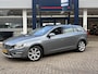 Volvo V60 2.0 T4 Nordic+ / Luxury / NL-Auto / Dealer-Onderhouden / Vol-Leder / Schuif-Kanteldak / Standkachel / Xenon / Elektr.-Stoelen met Geheugen / Radio-Bluetooth / Navi / Camera / Stoelverwarming / ELKTR-Pakket / Trekhaak / PDC V+A / 17'' LMV / All-Season / ENZ.