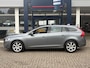 Volvo V60 2.0 T4 Nordic+ / Luxury / NL-Auto / Dealer-Onderhouden / Vol-Leder / Schuif-Kanteldak / Standkachel / Xenon / Elektr.-Stoelen met Geheugen / Radio-Bluetooth / Navi / Camera / Stoelverwarming / ELKTR-Pakket / Trekhaak / PDC V+A / 17'' LMV / All-Season / ENZ.