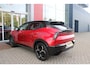 Alfa Romeo Junior 1.2 145PK AUTOMAAT Hybrid IBRIDA TI | PACK TECH LITE: (LED MATRIX KOPLAMPEN, DODEHOEK DETECTIE, ELEKTRISCH BEDIENBARE ACHTERKLEP, KEYLESS ENTRY, ACHTERUITRIJ CAMERA, PARKEERSENSOREN VOOR ACHTER EN ZIJKANT, DRAADLOZE TELEFOONLADER, LANE ASSIST, ADAPTIVE CRUISE CONTROL) | PACK TI: (ELEKTRISCH BEDIENBARE BESTUUDERSSTOEL, VERKEERSBORDEN WEERGAVE, GETINTE ACHTERRUITEN, SFEER VERLICHTING, GLANZEND ZWARTE BODYKIT, 10,25" TOUCHSCREEN, LEDEREN STUURWIEL, VERSTELBARE KOFFERVLOER OP 3 NIVEAUS) | 18" LICHTMETALEN VELGEN "FORI" | BRERA RED MET ZWART DAK | DRAADLOZE APPLE CARPLAY/ANDROID AUTO | NAVIGATIE | MASSAGE FUNCTIE OP DE BESTUURDERSSTOEL | STOEL VERWARMING |