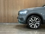 Volvo XC40 T2 Business Pro Aut. | Parkeercamera | Adaptieve Cruise Control | 19 Inch | Zitting verlenging voorstoelen | Donkere hemelbekleding | Pilot Assist | BLIS Dode Hoek Detectie | Keyless Drive | Parkeersensoren voor+achter | Elektrisch bedienbare achterklep | DAB Radio | Apple Carplay/Android Auto | Volvo On Call met mobiele App functie | Thunder Grey Metallic |