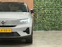 Volvo EX40 Single Motor Extended Range Ultra 82 kWh | 99% SoH | Schuifdak | 360° Camera | Harman Kardon | Adaptieve Cruise Control | Bestuurdersstoel elektrisch geheugen | Stoel en Stuurwielverwarming | 19 Inch | Passagiersstoel elektrisch | Microtech / alcantara bekleding met wit stiksel en bies | Zitting verlenging voorstoelen | Pilot Assist | BLIS Dode Hoek Detectie | Warmtepomp | Google Infotainment | Keyless Drive | Verlichtingspack 2 | Privacy Glass | Parkeersensoren voor+achter | Elektrisch bedienbare achterklep | Draadloos telefoon opladen | DAB Radio | Apple Carplay/Android Auto | Volvo On Call met mobiele App functie | Thunder Grey Metallic |