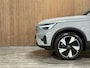 Volvo EX40 Single Motor Extended Range Ultra 82 kWh | 99% SoH | Schuifdak | 360° Camera | Harman Kardon | Adaptieve Cruise Control | Bestuurdersstoel elektrisch geheugen | Stoel en Stuurwielverwarming | 19 Inch | Passagiersstoel elektrisch | Microtech / alcantara bekleding met wit stiksel en bies | Zitting verlenging voorstoelen | Pilot Assist | BLIS Dode Hoek Detectie | Warmtepomp | Google Infotainment | Keyless Drive | Verlichtingspack 2 | Privacy Glass | Parkeersensoren voor+achter | Elektrisch bedienbare achterklep | Draadloos telefoon opladen | DAB Radio | Apple Carplay/Android Auto | Volvo On Call met mobiele App functie | Thunder Grey Metallic |