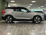 Volvo EX40 Single Motor Extended Range Ultra 82 kWh | 99% SoH | Schuifdak | 360° Camera | Harman Kardon | Adaptieve Cruise Control | Bestuurdersstoel elektrisch geheugen | Stoel en Stuurwielverwarming | 19 Inch | Passagiersstoel elektrisch | Microtech / alcantara bekleding met wit stiksel en bies | Zitting verlenging voorstoelen | Pilot Assist | BLIS Dode Hoek Detectie | Warmtepomp | Google Infotainment | Keyless Drive | Verlichtingspack 2 | Privacy Glass | Parkeersensoren voor+achter | Elektrisch bedienbare achterklep | Draadloos telefoon opladen | DAB Radio | Apple Carplay/Android Auto | Volvo On Call met mobiele App functie | Thunder Grey Metallic |