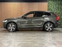 Volvo XC60 T8 AWD Recharge R-Design | Trekhaak | Parkeercamera | Schuifdak | Cruise Control | Stoelverwarming | Stuurwielverwarming | Schuifdak | Full LED Meesturende koplampen | Pilot Assist | BLIS Dode Hoek Detectie | Gelamineerde zijruiten | Elektrische bestuurdersstoel met geheugen | R-Design Contour stoelen met wit stiksel en bies | Zitting verlenging voorstoelen | 19 Inch | Keyless Drive | Elektrisch bedienbare achterklep | DAB Radio | Apple Carplay/Android Auto | Volvo On Call met mobiele App functie | Pine Grey Metallic |