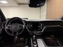 Volvo XC60 T8 AWD Recharge R-Design | Trekhaak | Parkeercamera | Schuifdak | Cruise Control | Stoelverwarming | Stuurwielverwarming | Schuifdak | Full LED Meesturende koplampen | Pilot Assist | BLIS Dode Hoek Detectie | Gelamineerde zijruiten | Elektrische bestuurdersstoel met geheugen | R-Design Contour stoelen met wit stiksel en bies | Zitting verlenging voorstoelen | 19 Inch | Keyless Drive | Elektrisch bedienbare achterklep | DAB Radio | Apple Carplay/Android Auto | Volvo On Call met mobiele App functie | Pine Grey Metallic |
