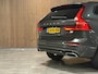 Volvo XC60 T8 AWD Recharge R-Design | Trekhaak | Parkeercamera | Schuifdak | Cruise Control | Stoelverwarming | Stuurwielverwarming | Schuifdak | Full LED Meesturende koplampen | Pilot Assist | BLIS Dode Hoek Detectie | Gelamineerde zijruiten | Elektrische bestuurdersstoel met geheugen | R-Design Contour stoelen met wit stiksel en bies | Zitting verlenging voorstoelen | 19 Inch | Keyless Drive | Elektrisch bedienbare achterklep | DAB Radio | Apple Carplay/Android Auto | Volvo On Call met mobiele App functie | Pine Grey Metallic |