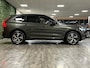 Volvo XC60 T8 AWD Recharge R-Design | Trekhaak | Parkeercamera | Schuifdak | Cruise Control | Stoelverwarming | Stuurwielverwarming | Schuifdak | Full LED Meesturende koplampen | Pilot Assist | BLIS Dode Hoek Detectie | Gelamineerde zijruiten | Elektrische bestuurdersstoel met geheugen | R-Design Contour stoelen met wit stiksel en bies | Zitting verlenging voorstoelen | 19 Inch | Keyless Drive | Elektrisch bedienbare achterklep | DAB Radio | Apple Carplay/Android Auto | Volvo On Call met mobiele App functie | Pine Grey Metallic |