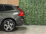 Volvo XC60 T8 AWD Recharge R-Design | Trekhaak | Parkeercamera | Schuifdak | Cruise Control | Stoelverwarming | Stuurwielverwarming | Schuifdak | Full LED Meesturende koplampen | Pilot Assist | BLIS Dode Hoek Detectie | Gelamineerde zijruiten | Elektrische bestuurdersstoel met geheugen | R-Design Contour stoelen met wit stiksel en bies | Zitting verlenging voorstoelen | 19 Inch | Keyless Drive | Elektrisch bedienbare achterklep | DAB Radio | Apple Carplay/Android Auto | Volvo On Call met mobiele App functie | Pine Grey Metallic |