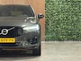 Volvo XC60 T8 AWD Recharge R-Design | Trekhaak | Parkeercamera | Schuifdak | Cruise Control | Stoelverwarming | Stuurwielverwarming | Schuifdak | Full LED Meesturende koplampen | Pilot Assist | BLIS Dode Hoek Detectie | Gelamineerde zijruiten | Elektrische bestuurdersstoel met geheugen | R-Design Contour stoelen met wit stiksel en bies | Zitting verlenging voorstoelen | 19 Inch | Keyless Drive | Elektrisch bedienbare achterklep | DAB Radio | Apple Carplay/Android Auto | Volvo On Call met mobiele App functie | Pine Grey Metallic |