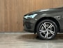 Volvo XC60 T8 AWD Recharge R-Design | Trekhaak | Parkeercamera | Schuifdak | Cruise Control | Stoelverwarming | Stuurwielverwarming | Schuifdak | Full LED Meesturende koplampen | Pilot Assist | BLIS Dode Hoek Detectie | Gelamineerde zijruiten | Elektrische bestuurdersstoel met geheugen | R-Design Contour stoelen met wit stiksel en bies | Zitting verlenging voorstoelen | 19 Inch | Keyless Drive | Elektrisch bedienbare achterklep | DAB Radio | Apple Carplay/Android Auto | Volvo On Call met mobiele App functie | Pine Grey Metallic |
