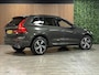 Volvo XC60 T8 AWD Recharge R-Design | Trekhaak | Parkeercamera | Schuifdak | Cruise Control | Stoelverwarming | Stuurwielverwarming | Schuifdak | Full LED Meesturende koplampen | Pilot Assist | BLIS Dode Hoek Detectie | Gelamineerde zijruiten | Elektrische bestuurdersstoel met geheugen | R-Design Contour stoelen met wit stiksel en bies | Zitting verlenging voorstoelen | 19 Inch | Keyless Drive | Elektrisch bedienbare achterklep | DAB Radio | Apple Carplay/Android Auto | Volvo On Call met mobiele App functie | Pine Grey Metallic |