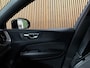 Volvo XC60 T8 AWD Recharge R-Design | Trekhaak | Parkeercamera | Schuifdak | Cruise Control | Stoelverwarming | Stuurwielverwarming | Schuifdak | Full LED Meesturende koplampen | Pilot Assist | BLIS Dode Hoek Detectie | Gelamineerde zijruiten | Elektrische bestuurdersstoel met geheugen | R-Design Contour stoelen met wit stiksel en bies | Zitting verlenging voorstoelen | 19 Inch | Keyless Drive | Elektrisch bedienbare achterklep | DAB Radio | Apple Carplay/Android Auto | Volvo On Call met mobiele App functie | Pine Grey Metallic |