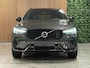 Volvo XC60 T6 AWD Recharge Plus Dark | Harman Kardon | Schuifdak | 360° Camera | Adaptieve Cruise Control | Stoelverwarming voor+achter | Stuurwielverwarming | Full LED Meesturende koplampen | Pilot Assist | BLIS Dode Hoek Detectie | Elektrische voorstoelen geheugen | R-Design Contour stoelen met wit stiksel en bies | Zitting verlenging voorstoelen | Lederen dashboard | 19 Inch | Google Infotainment | Keyless Drive | Elektrisch bedienbare achterklep | DAB Radio | Apple Carplay/Android Auto | Draadloos telefoon opladen | Volvo On Call met mobiele App functie | Platinum Grey Metallic |