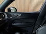 Volvo XC60 T6 AWD Recharge Plus Dark | Harman Kardon | Schuifdak | 360° Camera | Adaptieve Cruise Control | Stoelverwarming voor+achter | Stuurwielverwarming | Full LED Meesturende koplampen | Pilot Assist | BLIS Dode Hoek Detectie | Elektrische voorstoelen geheugen | R-Design Contour stoelen met wit stiksel en bies | Zitting verlenging voorstoelen | Lederen dashboard | 19 Inch | Google Infotainment | Keyless Drive | Elektrisch bedienbare achterklep | DAB Radio | Apple Carplay/Android Auto | Draadloos telefoon opladen | Volvo On Call met mobiele App functie | Platinum Grey Metallic |