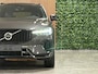 Volvo XC60 T6 AWD Recharge Plus Dark | Harman Kardon | Schuifdak | 360° Camera | Adaptieve Cruise Control | Stoelverwarming voor+achter | Stuurwielverwarming | Full LED Meesturende koplampen | Pilot Assist | BLIS Dode Hoek Detectie | Elektrische voorstoelen geheugen | R-Design Contour stoelen met wit stiksel en bies | Zitting verlenging voorstoelen | Lederen dashboard | 19 Inch | Google Infotainment | Keyless Drive | Elektrisch bedienbare achterklep | DAB Radio | Apple Carplay/Android Auto | Draadloos telefoon opladen | Volvo On Call met mobiele App functie | Platinum Grey Metallic |