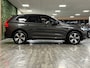Volvo XC60 T6 AWD Recharge Plus Dark | Harman Kardon | Schuifdak | 360° Camera | Adaptieve Cruise Control | Stoelverwarming voor+achter | Stuurwielverwarming | Full LED Meesturende koplampen | Pilot Assist | BLIS Dode Hoek Detectie | Elektrische voorstoelen geheugen | R-Design Contour stoelen met wit stiksel en bies | Zitting verlenging voorstoelen | Lederen dashboard | 19 Inch | Google Infotainment | Keyless Drive | Elektrisch bedienbare achterklep | DAB Radio | Apple Carplay/Android Auto | Draadloos telefoon opladen | Volvo On Call met mobiele App functie | Platinum Grey Metallic |