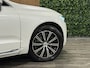 Volvo XC60 T8 AWD Recharge Inscription | Luchtvering | Trekhaak | Crystal White | Harman Kardon | Adaptieve Cruise Control | Standkachel met Volvo On Call App | Parkeercamera | Pilot Assist | BLIS Dode Hoek Detectie | Stoelverwarming | Full LED meesturende koplampen | Bestuurdersstoel elektrisch geheugen | Contour stoelen | Zitting verlenging voorstoelen | Lederen Dashboard | Schuifdak | 19 Inch | Keyless Drive | Parkeersensoren voor+achter | Privacy Glass | Elektrisch bedienbare achterklep | DAB Radio | Apple Carplay/Android Auto | Crystal White Metallic |