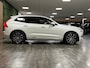 Volvo XC60 T8 AWD Recharge Inscription | Luchtvering | Trekhaak | Crystal White | Harman Kardon | Adaptieve Cruise Control | Standkachel met Volvo On Call App | Parkeercamera | Pilot Assist | BLIS Dode Hoek Detectie | Stoelverwarming | Full LED meesturende koplampen | Bestuurdersstoel elektrisch geheugen | Contour stoelen | Zitting verlenging voorstoelen | Lederen Dashboard | Schuifdak | 19 Inch | Keyless Drive | Parkeersensoren voor+achter | Privacy Glass | Elektrisch bedienbare achterklep | DAB Radio | Apple Carplay/Android Auto | Crystal White Metallic |