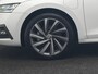 Skoda Octavia Combi 1.4 TSI iV Business Edition PHEV 204pk Dealer O.H | Trekhaak Af Fabriek | Adaptive Cruise | Camera | Stoelmassage | Sportstoelen & Stuur Verwarmd | Keyless | Sfeerverlichting | Crystal LED | Apple Carplay |  Navigatie | 18"L.M | Plug In Hybrid