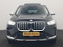 BMW iX1 xDrive30 X Line 67 kWh 313pk Dealer O.H. | Trekhaak Af Fabriek | Panodak | Head Up | Adaptive Cruise | 360 Camera | Harman / Kardon | Lederen Sportstoelen Massage & Memory | Keyless | Sfeerverlichting | Stoelen & Stuur Verwarmd | Apple Carplay | Widescreen Navi | DAB | 19"L.M |