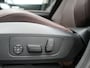 BMW iX1 xDrive30 X Line 67 kWh 313pk Dealer O.H. | Trekhaak Af Fabriek | Panodak | Head Up | Adaptive Cruise | 360 Camera | Harman / Kardon | Lederen Sportstoelen Massage & Memory | Keyless | Sfeerverlichting | Stoelen & Stuur Verwarmd | Apple Carplay | Widescreen Navi | DAB | 19"L.M |