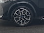 BMW iX1 xDrive30 X Line 67 kWh 313pk Dealer O.H. | Trekhaak Af Fabriek | Panodak | Head Up | Adaptive Cruise | 360 Camera | Harman / Kardon | Lederen Sportstoelen Massage & Memory | Keyless | Sfeerverlichting | Stoelen & Stuur Verwarmd | Apple Carplay | Widescreen Navi | DAB | 19"L.M |