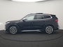 BMW iX1 xDrive30 X Line 67 kWh 313pk Dealer O.H. | Trekhaak Af Fabriek | Panodak | Head Up | Adaptive Cruise | 360 Camera | Harman / Kardon | Lederen Sportstoelen Massage & Memory | Keyless | Sfeerverlichting | Stoelen & Stuur Verwarmd | Apple Carplay | Widescreen Navi | DAB | 19"L.M |