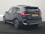 BMW iX1 xDrive30 X Line 67 kWh 313pk Dealer O.H. | Trekhaak Af Fabriek | Panodak | Head Up | Adaptive Cruise | 360 Camera | Harman / Kardon | Lederen Sportstoelen Massage & Memory | Keyless | Sfeerverlichting | Stoelen & Stuur Verwarmd | Apple Carplay | Widescreen Navi | DAB | 19"L.M |