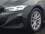 BMW 3-Serie Touring 320e Facelift PHEV Dealer O.H. | Dravitgrau metallic | Head Up | Camera | Widescreen Navi | Stoelverwarming | Apple Carplay | Blis | Adaptive LED | Park Assist | DAB | Plug In Hybrid |