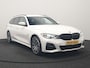 BMW 3-Serie Touring 320e xDrive M Sport PHEV Dealer O.H. | Camera | Alcantara Sportstoelen & Stuur Verwarmd | Sfeerverlichting | Keyless | Blis | Apple Carplay | Navigatie | DAB | 18"L.M | Plug In Hybrid |
