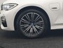 BMW 3-Serie Touring 320e xDrive M Sport PHEV Dealer O.H. | Camera | Alcantara Sportstoelen & Stuur Verwarmd | Sfeerverlichting | Keyless | Blis | Apple Carplay | Navigatie | DAB | 18"L.M | Plug In Hybrid |