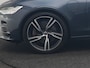 Volvo V90 T8 AWD R-Design PHEV 394pk Dealer O.H. | Trekhaak Af Fabriek | Four C Luchtvering | Panodak | Adaptive Cruise | Head Up | 360 Camera | Bowers & Wilkins | Lederen Sportstoelen Massage & Ventilatie & Memory | Stoelen & Stuur Verwarm Apple Carplay | Navigatie | DAB | 20"L.M | Plug In Hybrid |