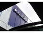 Lynk & Co 01 276PK Automaat More / Adaptive cruise control / Leren bekleding / Elektrisch verstelbare stoelen / Schuif- kanteldak / Stoel- en stuurverwarming / Parkeersensoren V+A / 360 Graden Camera / Elektrische achterklep / 20" lichtmetalen velgen