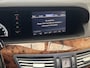 Mercedes-Benz S-klasse 500 LANG LORINSER V8 388 PK YOUNGTIMER ! LUCHTVERING NAVIGATIE BLUETOOTH HARMAN KARDON STOELVERWARMING PANORAMA SCHUIFKANTELDAK ELEKTRISCHE STOEL VOOR EN ACHTER ACHTERUITRIJCAMERA ZEER MOOI !!!