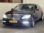 Mercedes-Benz S-klasse 500 LANG LORINSER V8 388 PK YOUNGTIMER ! LUCHTVERING NAVIGATIE BLUETOOTH HARMAN KARDON STOELVERWARMING PANORAMA SCHUIFKANTELDAK ELEKTRISCHE STOEL VOOR EN ACHTER ACHTERUITRIJCAMERA ZEER MOOI !!!