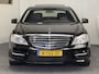 Mercedes-Benz S-klasse 500 LANG LORINSER V8 388 PK YOUNGTIMER ! LUCHTVERING NAVIGATIE BLUETOOTH HARMAN KARDON STOELVERWARMING PANORAMA SCHUIFKANTELDAK ELEKTRISCHE STOEL VOOR EN ACHTER ACHTERUITRIJCAMERA ZEER MOOI !!!