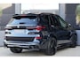BMW X5 xDrive50e M Sport | 495PK | PANO | BMW X5 xDrive50e M Sport 495 PK Plug-in Hybrid met 3.0 zescilinder benzinemotor en 8-traps automatische transmissie, voorzien van een elektrisch panoramadak, luxe lederen bekleding, Head-Up D
