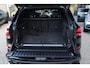 BMW X5 xDrive50e M Sport | 495PK | PANO | BMW X5 xDrive50e M Sport 495 PK Plug-in Hybrid met 3.0 zescilinder benzinemotor en 8-traps automatische transmissie, voorzien van een elektrisch panoramadak, luxe lederen bekleding, Head-Up D