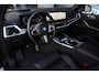 BMW X5 xDrive50e M Sport | 495PK | PANO | BMW X5 xDrive50e M Sport 495 PK Plug-in Hybrid met 3.0 zescilinder benzinemotor en 8-traps automatische transmissie, voorzien van een elektrisch panoramadak, luxe lederen bekleding, Head-Up D