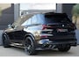 BMW X5 xDrive50e M Sport | 495PK | PANO | BMW X5 xDrive50e M Sport 495 PK Plug-in Hybrid met 3.0 zescilinder benzinemotor en 8-traps automatische transmissie, voorzien van een elektrisch panoramadak, luxe lederen bekleding, Head-Up D