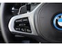 BMW X5 xDrive50e M Sport | 495PK | PANO | BMW X5 xDrive50e M Sport 495 PK Plug-in Hybrid met 3.0 zescilinder benzinemotor en 8-traps automatische transmissie, voorzien van een elektrisch panoramadak, luxe lederen bekleding, Head-Up D